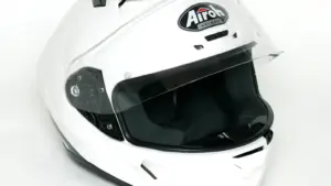Casco più rumoroso con l’aria fresca: cosa può cambiare tra visiera, prese d’aria e posizione in sella