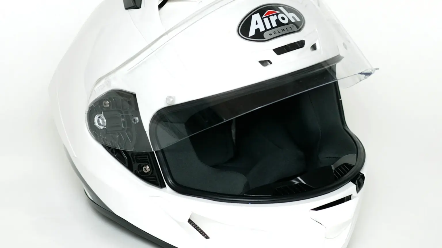 Casco più rumoroso con l’aria fresca: cosa può cambiare tra visiera, prese d’aria e posizione in sella