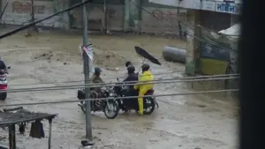 Giacca impermeabile sopra o sotto le protezioni: il problema è la vestibilità, non solo l’acqua