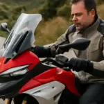 Guanti da moto in autunno: come scegliere tra sensibilità sui comandi, protezione e gestione della pioggia